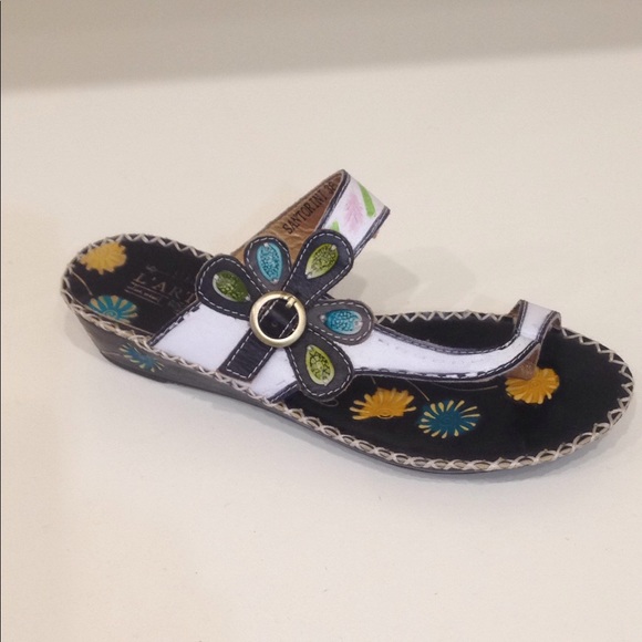 L Artiste White Tooled Flowered Leather Slide - Picture 1 of 2